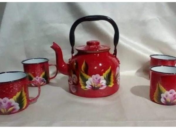 Juego de cafetera en aluminio en imitación de loza.